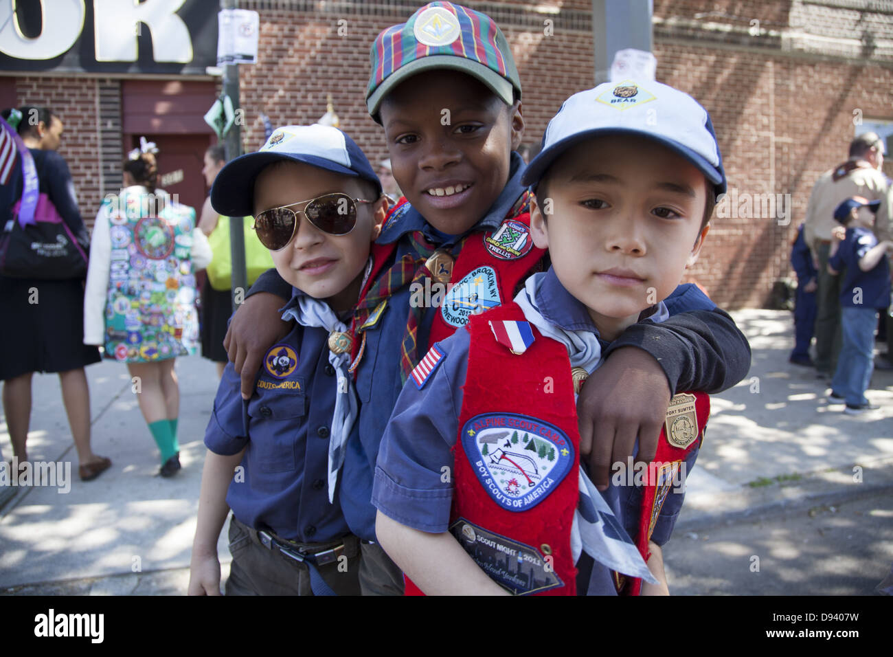 Trois amis et louveteaux prête à mars au Memorial Day Parade dans Bay Ridge, Brooklyn, New York. Banque D'Images