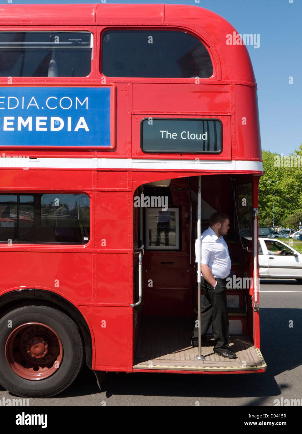 Contrôleur à l'entrée d'un bus à impériale sur le front de mer de Southsea uk Banque D'Images