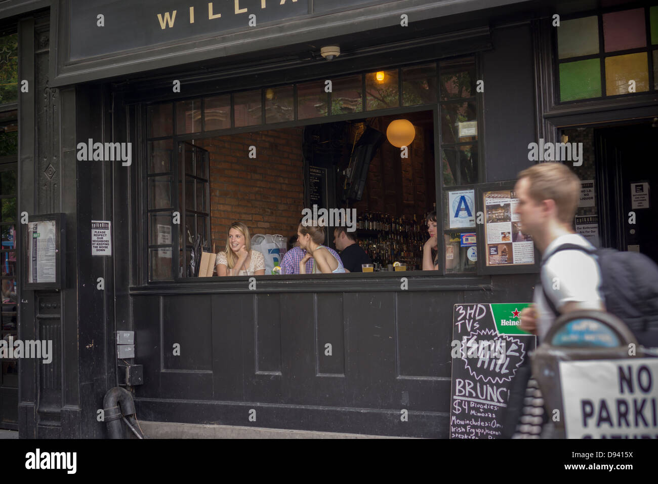 Grands buveurs dans un bar sur Bedford Avenue à Williamsburg à Brooklyn à New York Banque D'Images