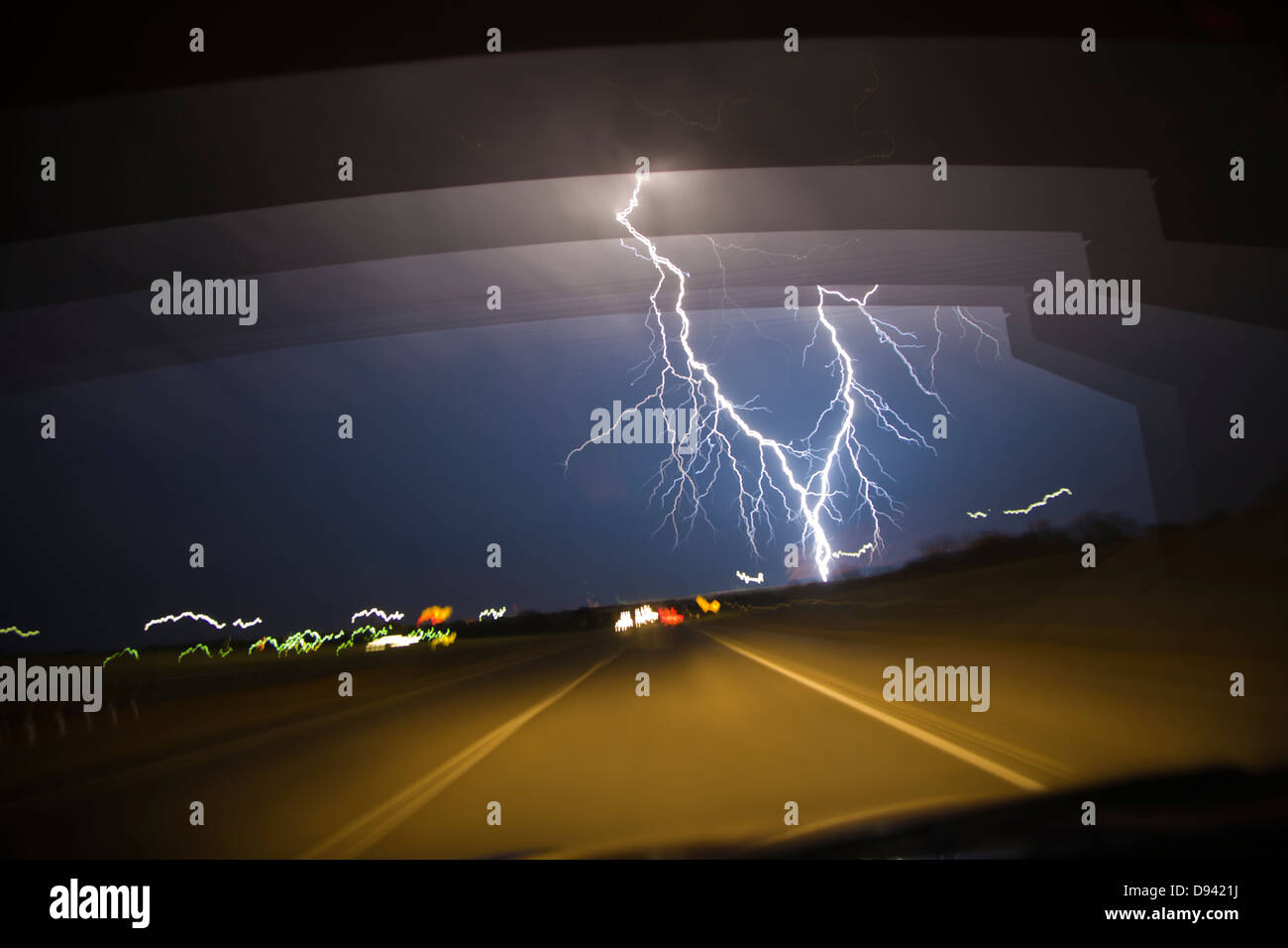 La foudre sur ciel de nuit vu de voiture Banque D'Images