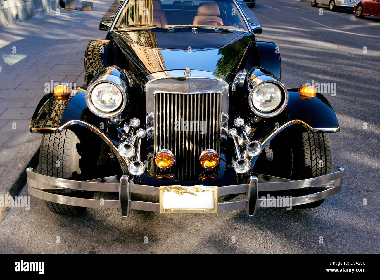 Vieille voiture noire dans la rue, vue avant Banque D'Images