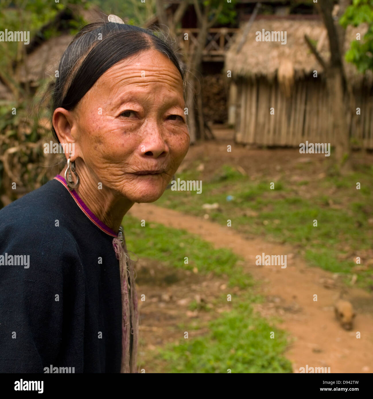 Minorité Lantaen vieille femme, Nam Deng, Laos Banque D'Images