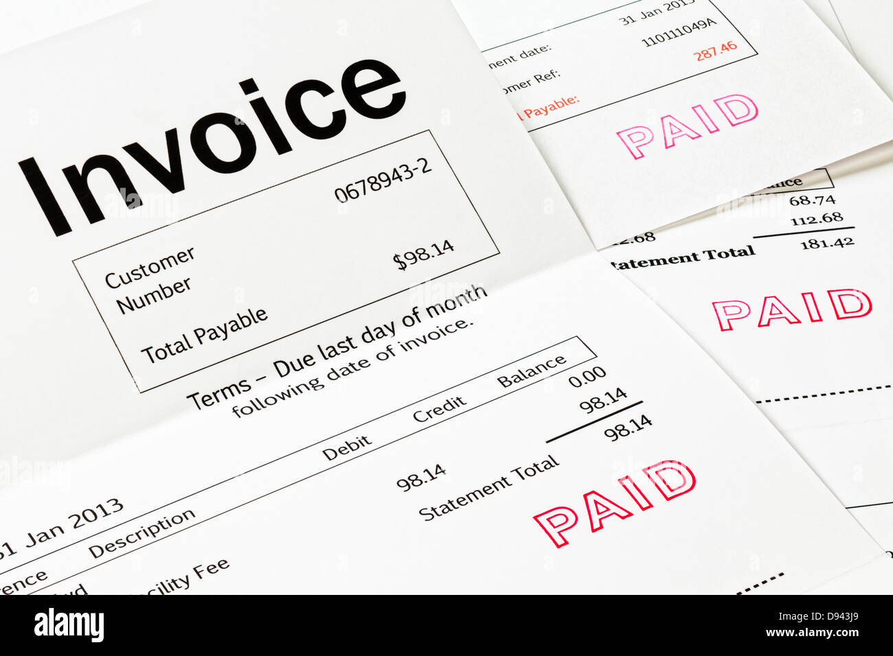 Facture avec timbre payé - trois factures à payer. Tous les détails sont imaginaires. Banque D'Images