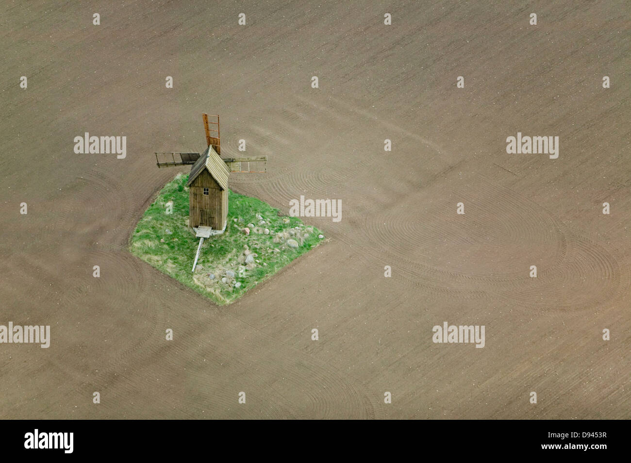 Un moulin à vent sur une terre cultivée, Gotland, Suède. Banque D'Images