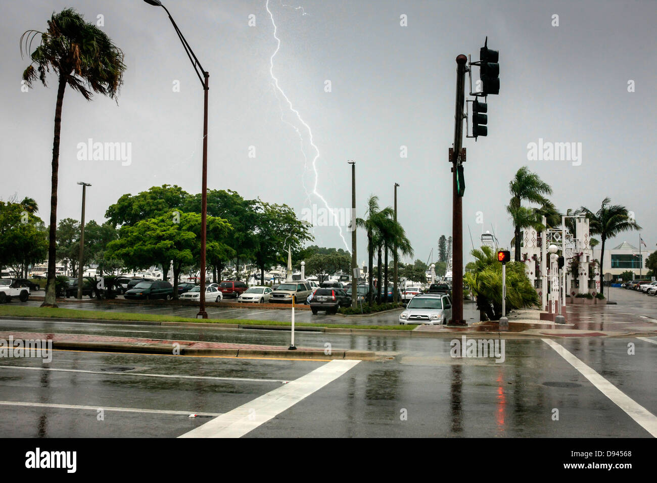 Les rues désertes de Sarasota au cours d'une première tempête tropicale. Banque D'Images