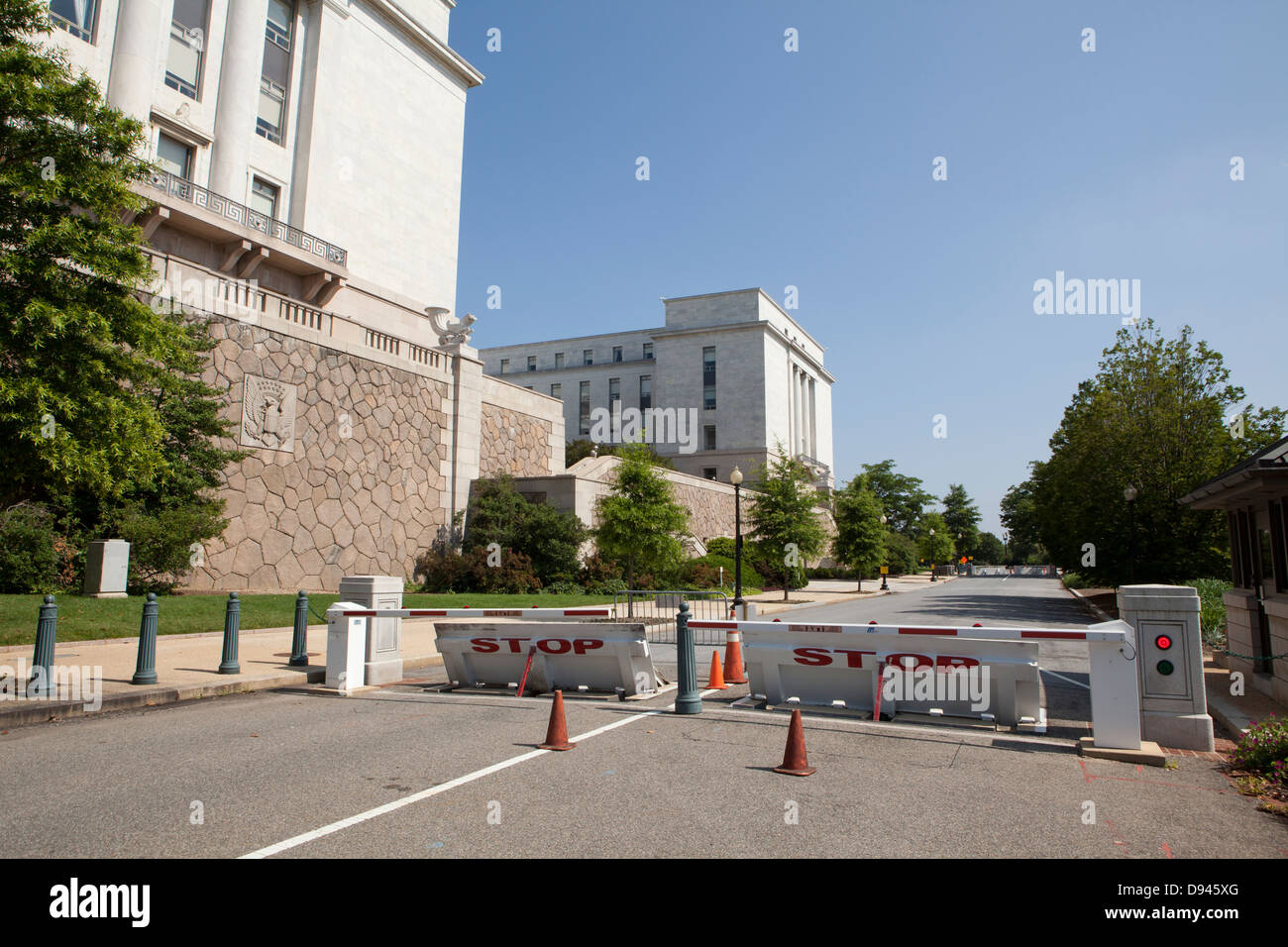 Barrière de sécurité à l'édifice du gouvernement US Banque D'Images
