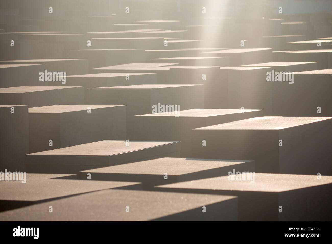 Mémorial aux Juifs assassinés d'Europe avec des rayons de soleil qui brille vers le bas sur des blocs de monument Berlin Allemagne Banque D'Images