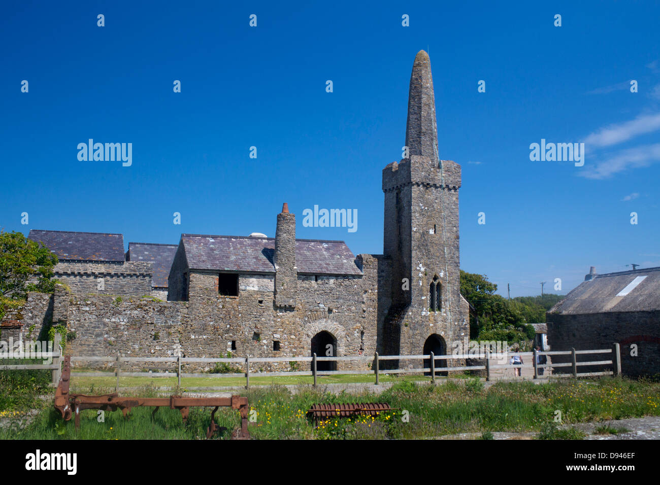 L'île de Caldey l'église St Illtud avec crooked spire Off Tenby, Pembrokeshire West Wales UK Banque D'Images