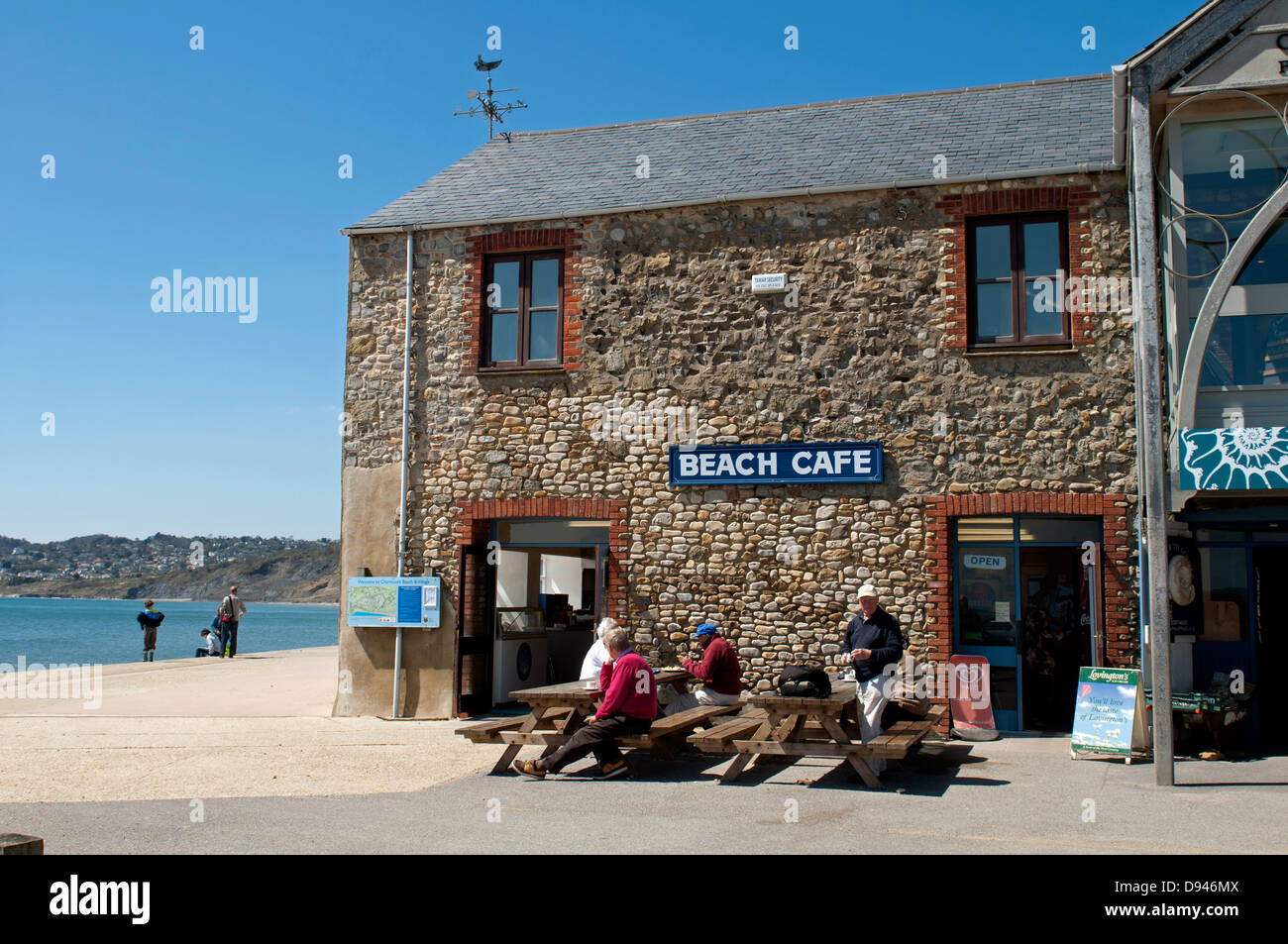 Café de la plage, Charmouth, Dorset, England, UK Banque D'Images