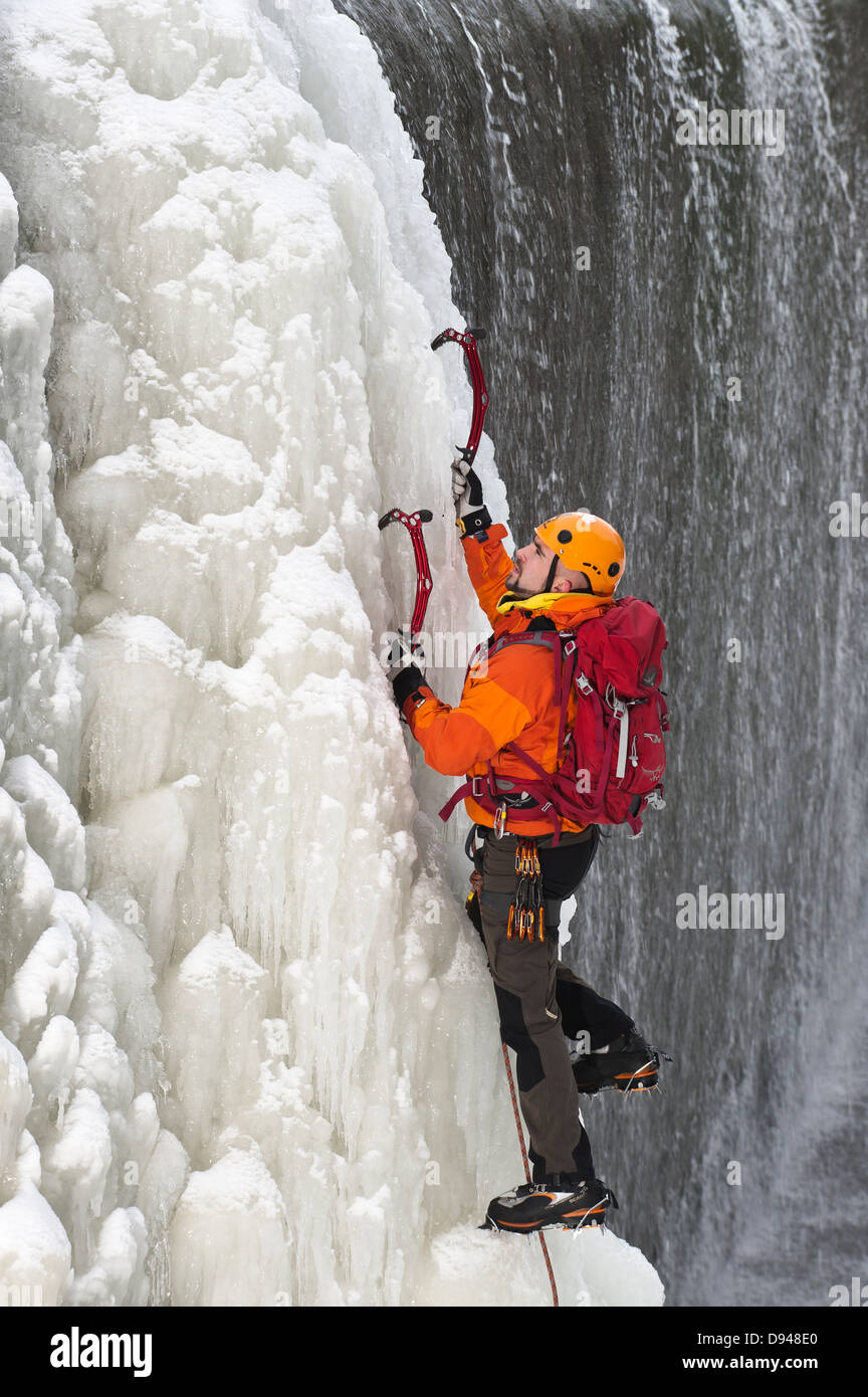 L'homme jusqu'à l'escalade sur glace cascade de glace Banque D'Images