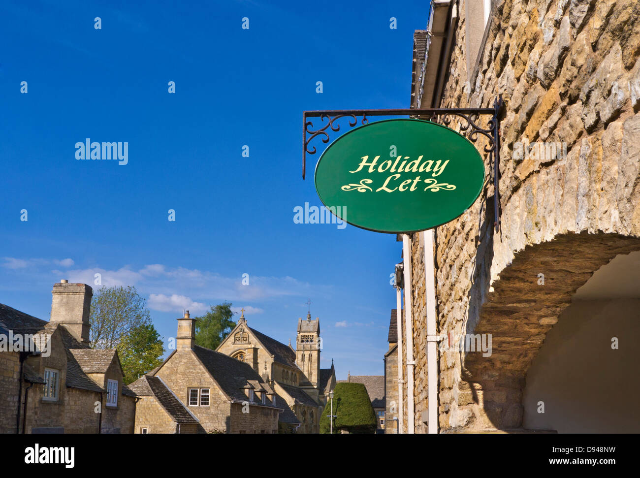 Holiday Staycation UK British Holiday location laisser le panneau d'hébergement de chalet sur le mur typique des Cotswolds Chipping Campden Gloucestershire Angleterre Banque D'Images