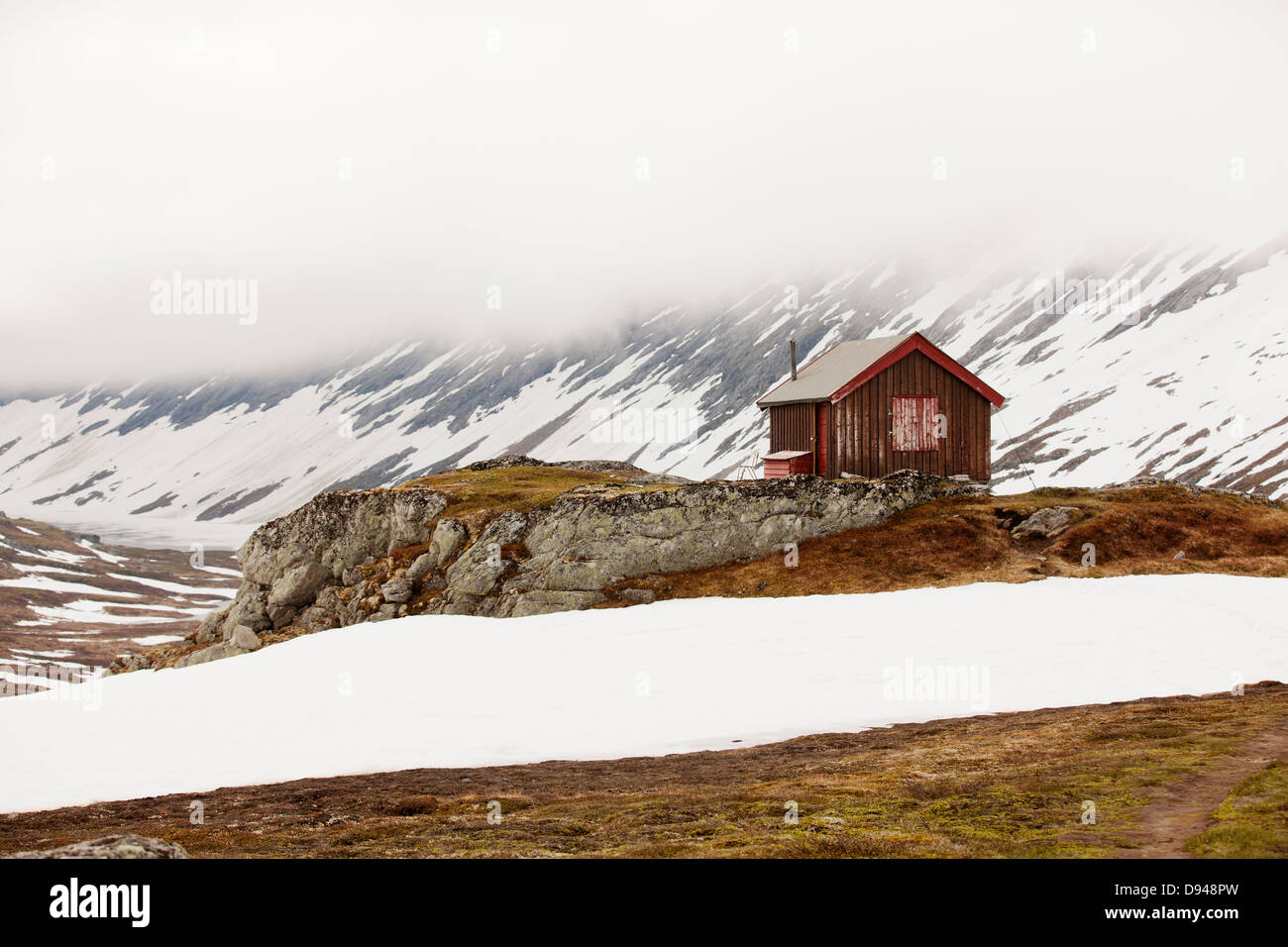 Maison en bois dans les montagnes brumeuses Banque D'Images