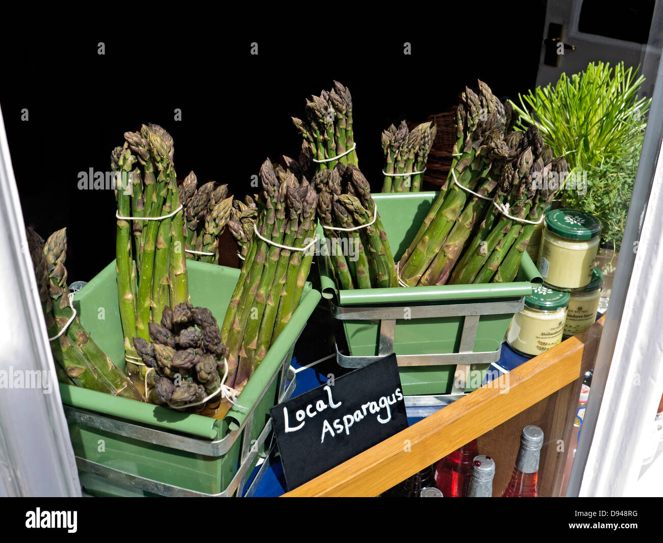 BOUTIQUE DU village D'ASPERGES au Royaume-Uni avec des petits pains d'asperges britanniques locaux exposés dans une fenêtre à vendre avec une étiquette rustique de tableau noir Banque D'Images