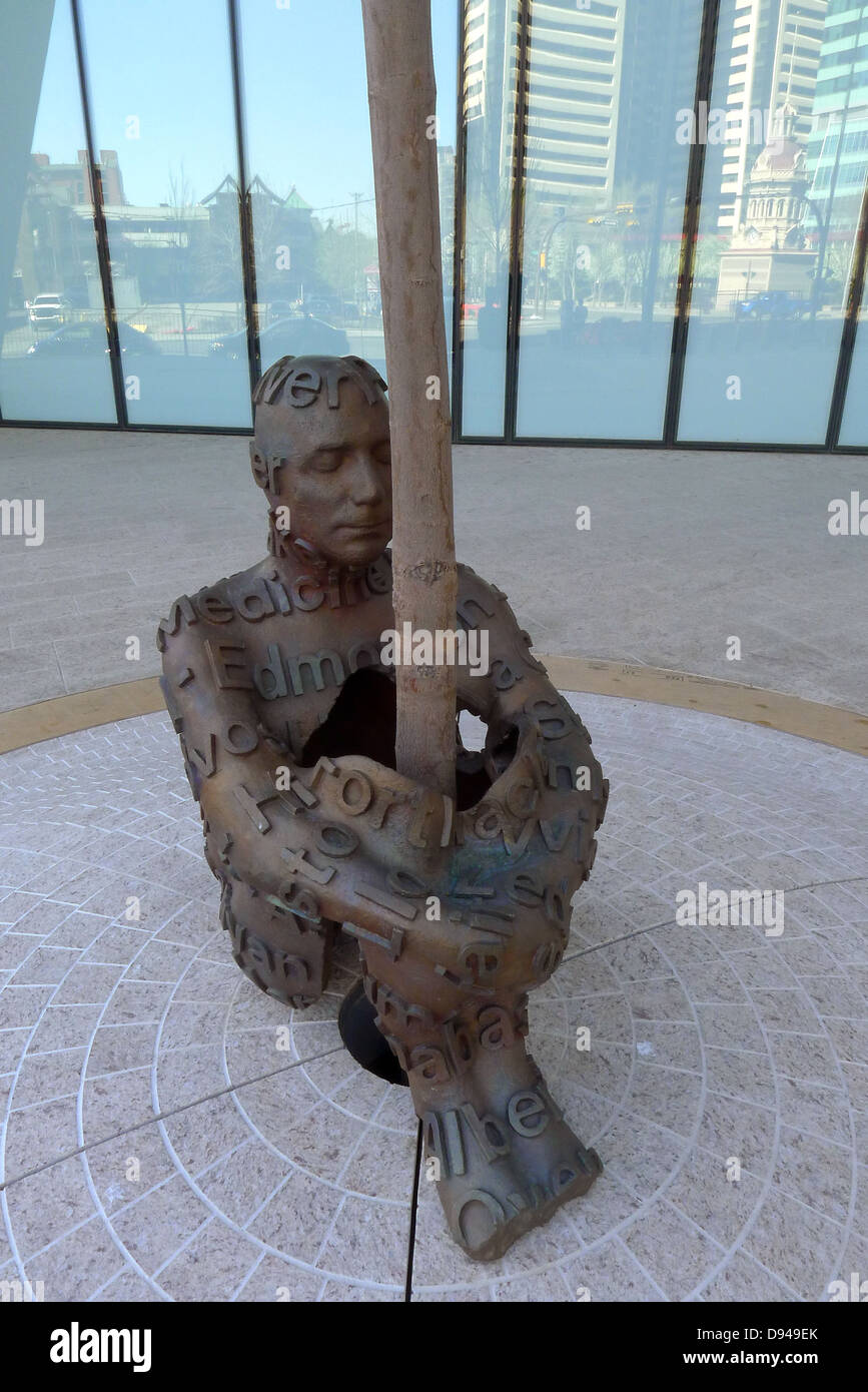 Alberta's Dream sculpture en bronze d'un homme serrant un arbre vivant par l'artiste barcelonais Juame Plensa en dehors de l'avant tour. Banque D'Images