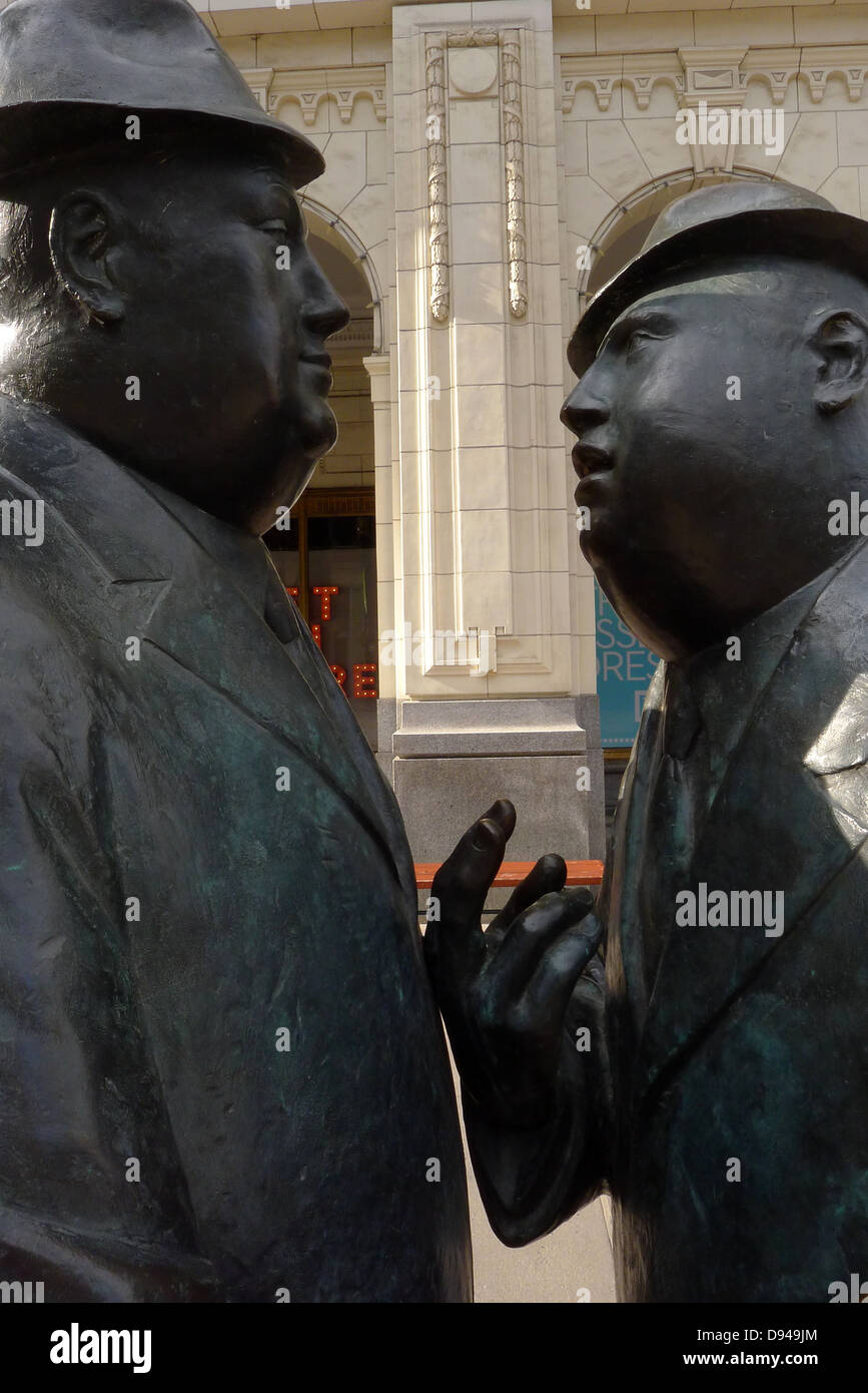 Une sculpture par William McElcheran intitulée "La conversation sur Stephen à pied dans le centre-ville de Calgary Alberta Canada Banque D'Images