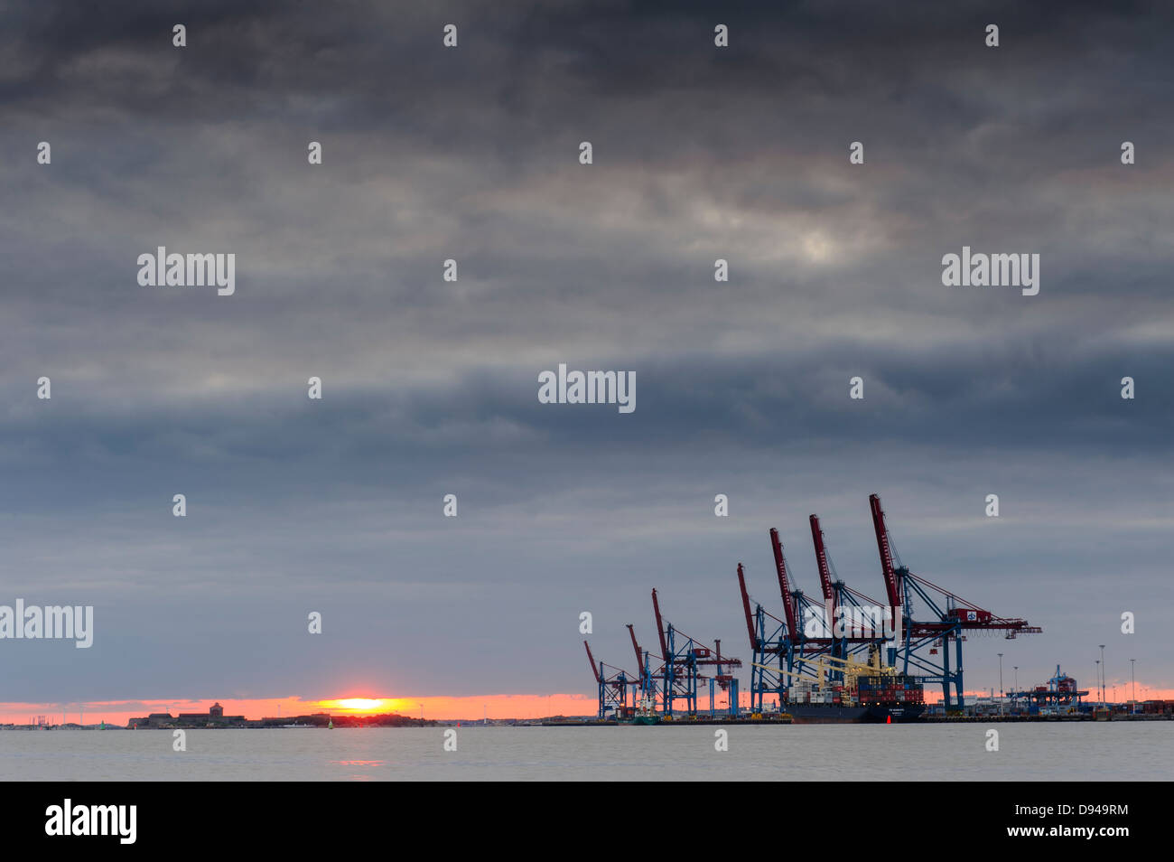 La plate-forme de chargement au coucher du soleil Banque D'Images