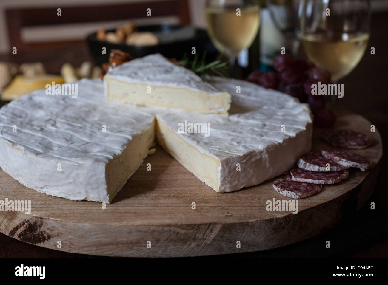 La roue des fromages avec le vin blanc et salamie Banque D'Images