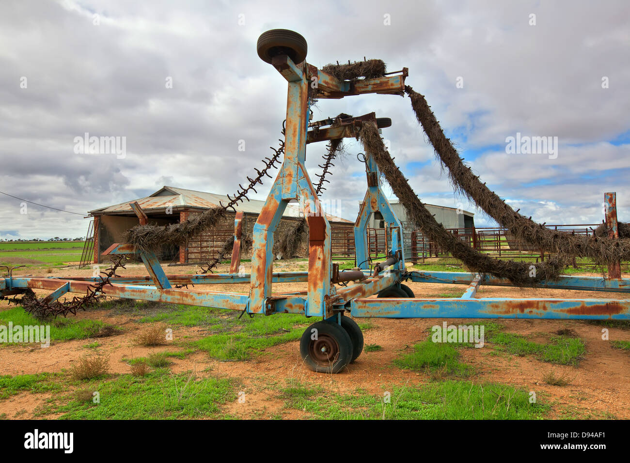 Agriculture agriculture ferme rural fil barbelé clôtures paddocks pays Australie du Sud La péninsule de Yorke post porte gris Lone Tree Banque D'Images