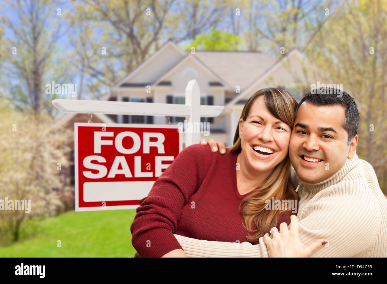 Couple heureux en face de Achat Immobilier signe et maison neuve. Banque D'Images