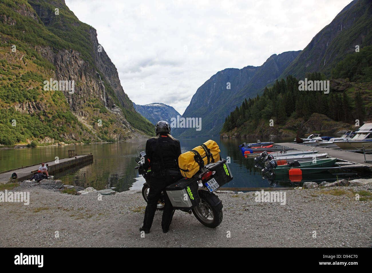 Avec l'homme à la moto à voir Banque D'Images