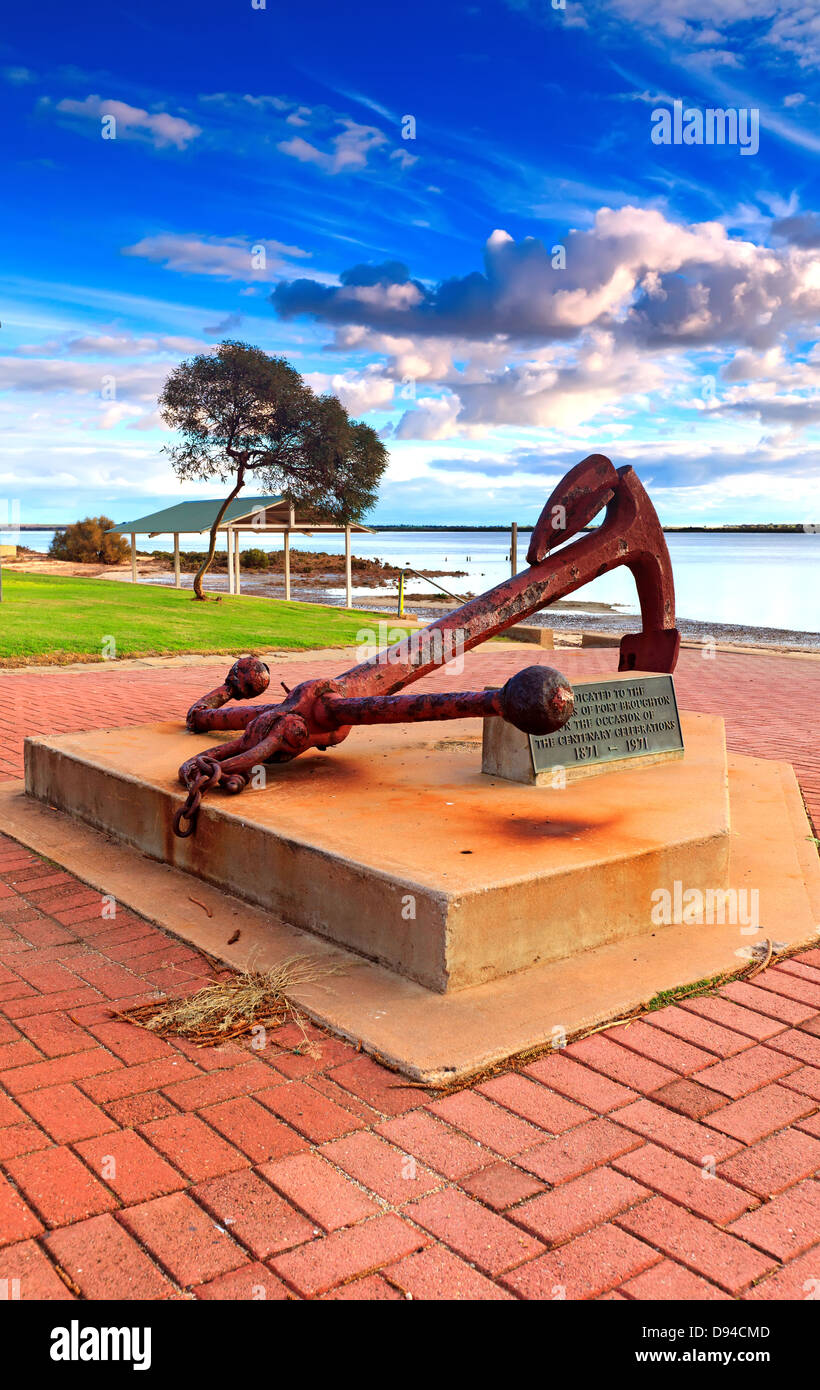 Old rusty anchor sur l'affichage sur l'estran à Port Broughton York Peninsula South Australia Banque D'Images
