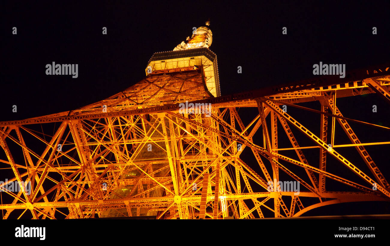 La Tour de Tokyo, la nuit, l'éclairage orangé prises de bas en haut montrant sa structure en acier et poutre Banque D'Images