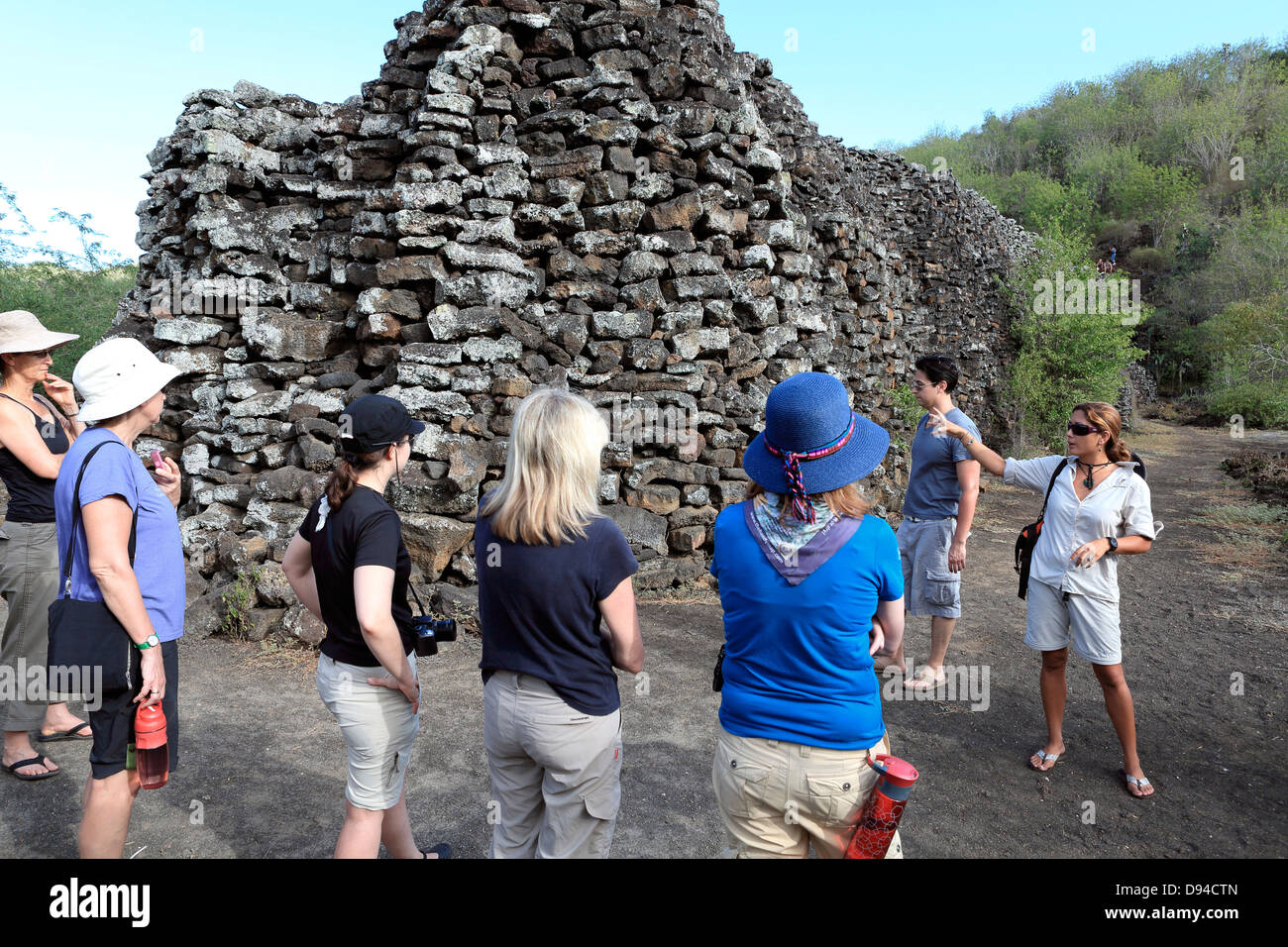 Tour guide explique l'histoire de la Mur de larmes pour les touristes sur l'île Isabela dans l'archipel des Galapagos. Banque D'Images