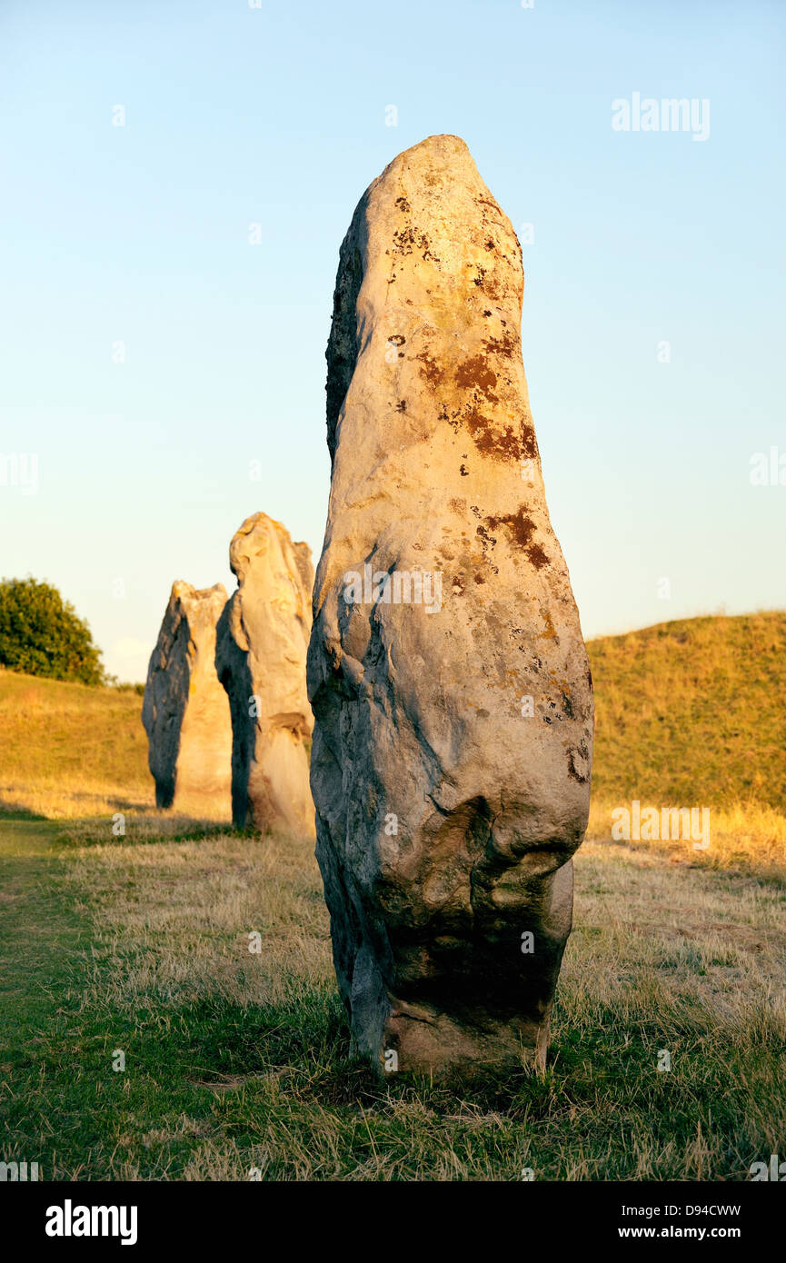 Avebury henge néolithique et de cercles de pierres, Wiltshire, Angleterre. 5600 ans. Mégalithes dans le quadrant sud-ouest. Banque Henge derrière Banque D'Images