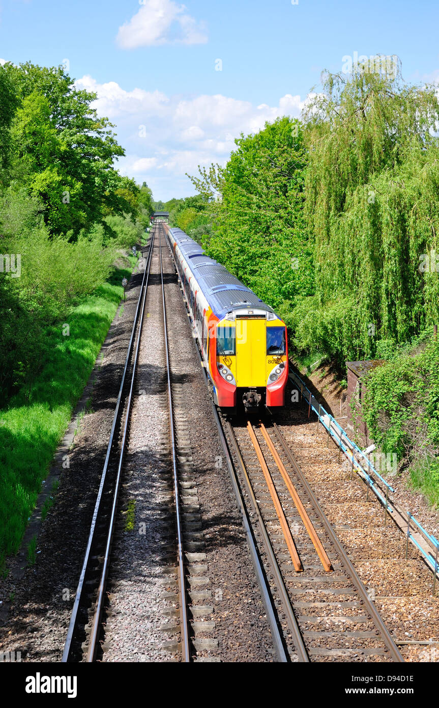 South West Train approchant Whitton, Whitton, London Borough of Richmond upon Thames, London, England, United Kingdom Banque D'Images