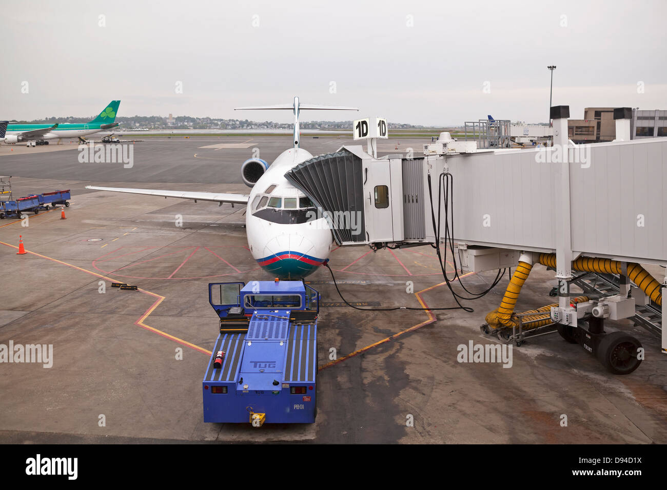 Obtenez des avions entretenus à portes de l'aéroport avant le décollage. Banque D'Images