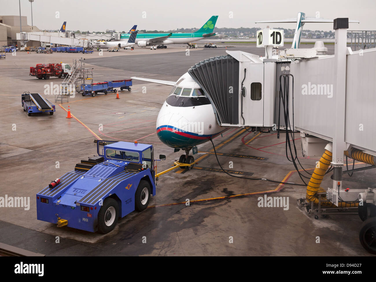 Obtenez des avions entretenus à portes de l'aéroport avant le décollage. Banque D'Images