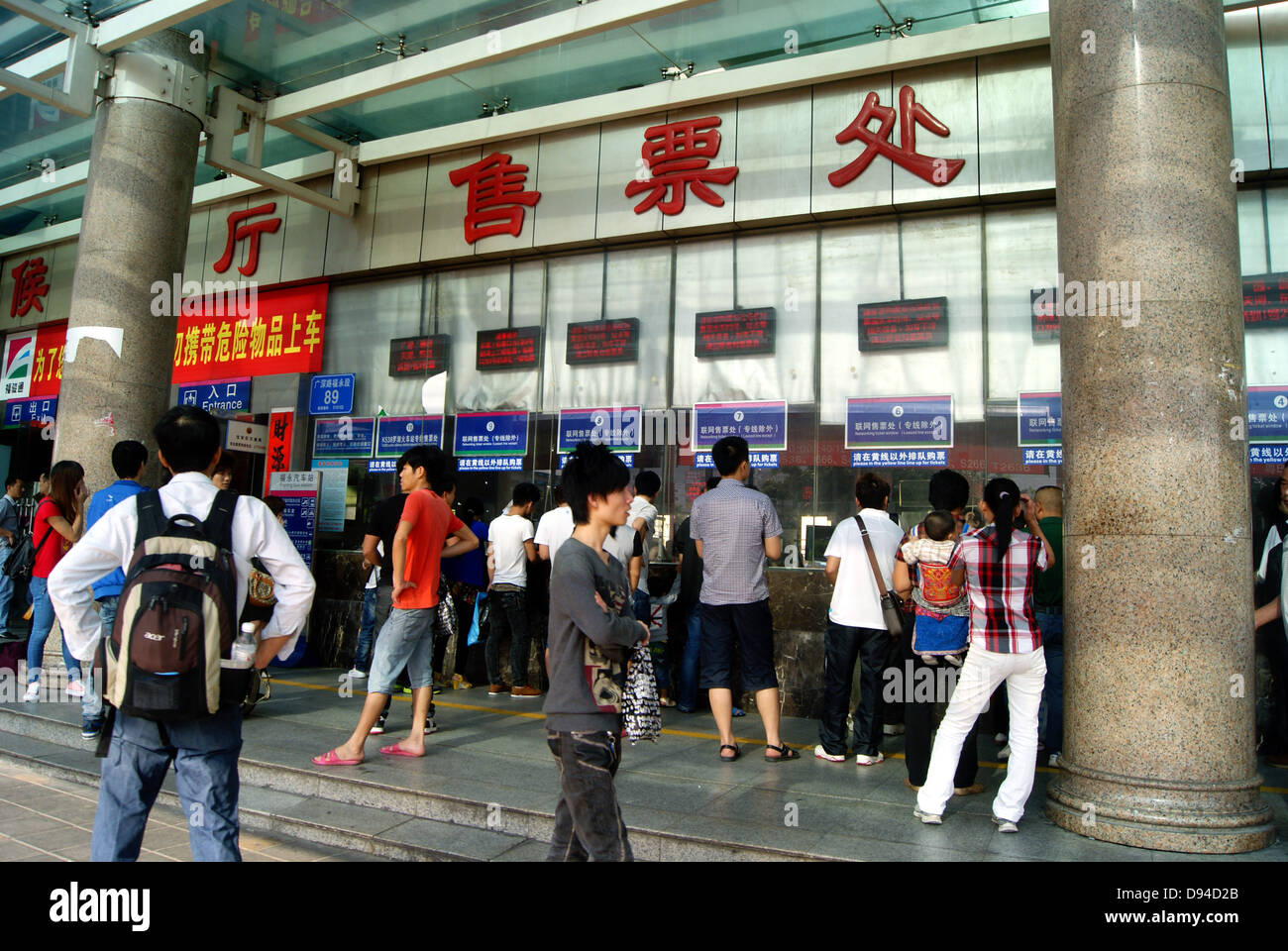 Les passagers dans la gare de bus pour acheter des billets, à Shenzhen, Chine. Banque D'Images