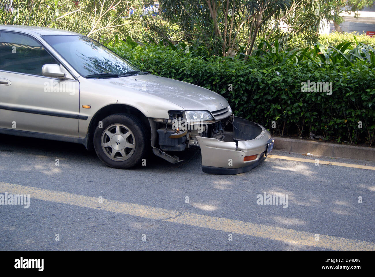 Tête de voiture minable frappé, à Shenzhen, Chine. Il y a eu un accident de la circulation. Banque D'Images