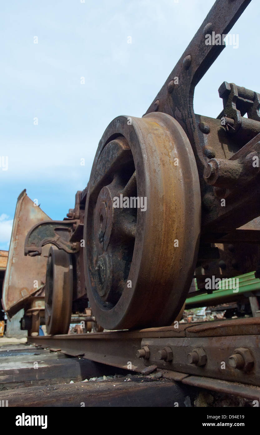 Vieux train roues rouille tourné à partir de la masse. L'industrie ...