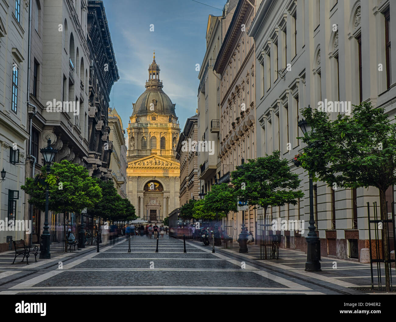 Rues de Budapest. Une vue de l'église Szent Istvan au coucher du soleil Banque D'Images