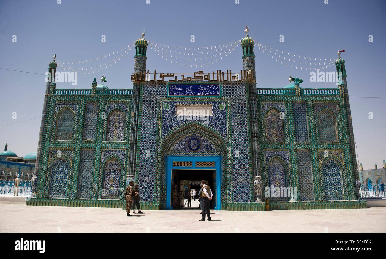 Les piétons se tenir en face de l'entrée de la Mosquée Bleue à Masar-i-Scharif, l'Afghanistan, 9 juin 2013. Photo : Nicolas Armer Banque D'Images