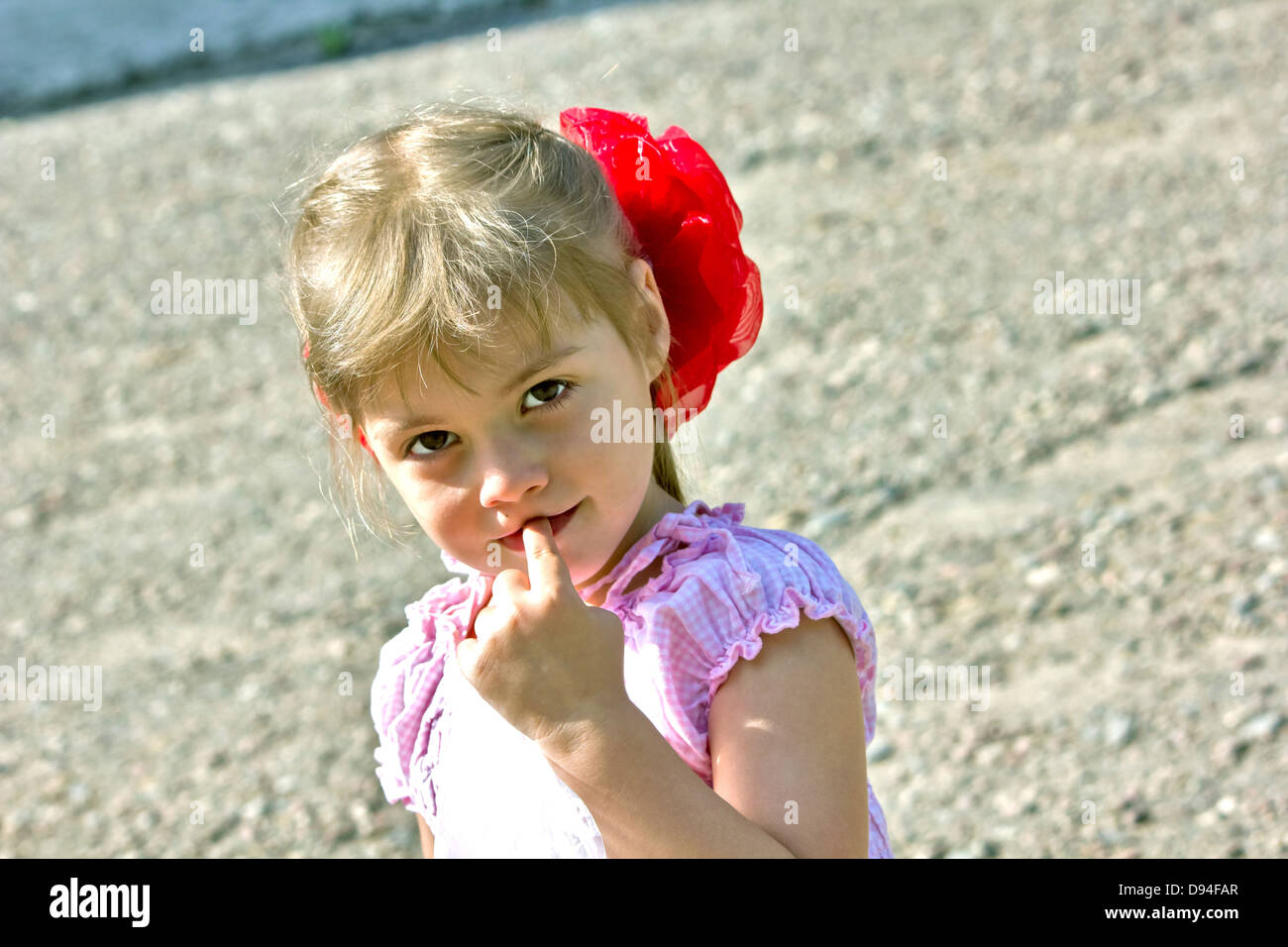 Petite fille avec un arc Banque D'Images