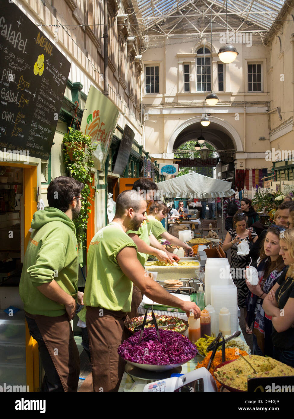 Manger un falafel vente décrochage Pitta et plats salade à St Nicholas dans l'ancien marché Centre-ville de Bristol Banque D'Images