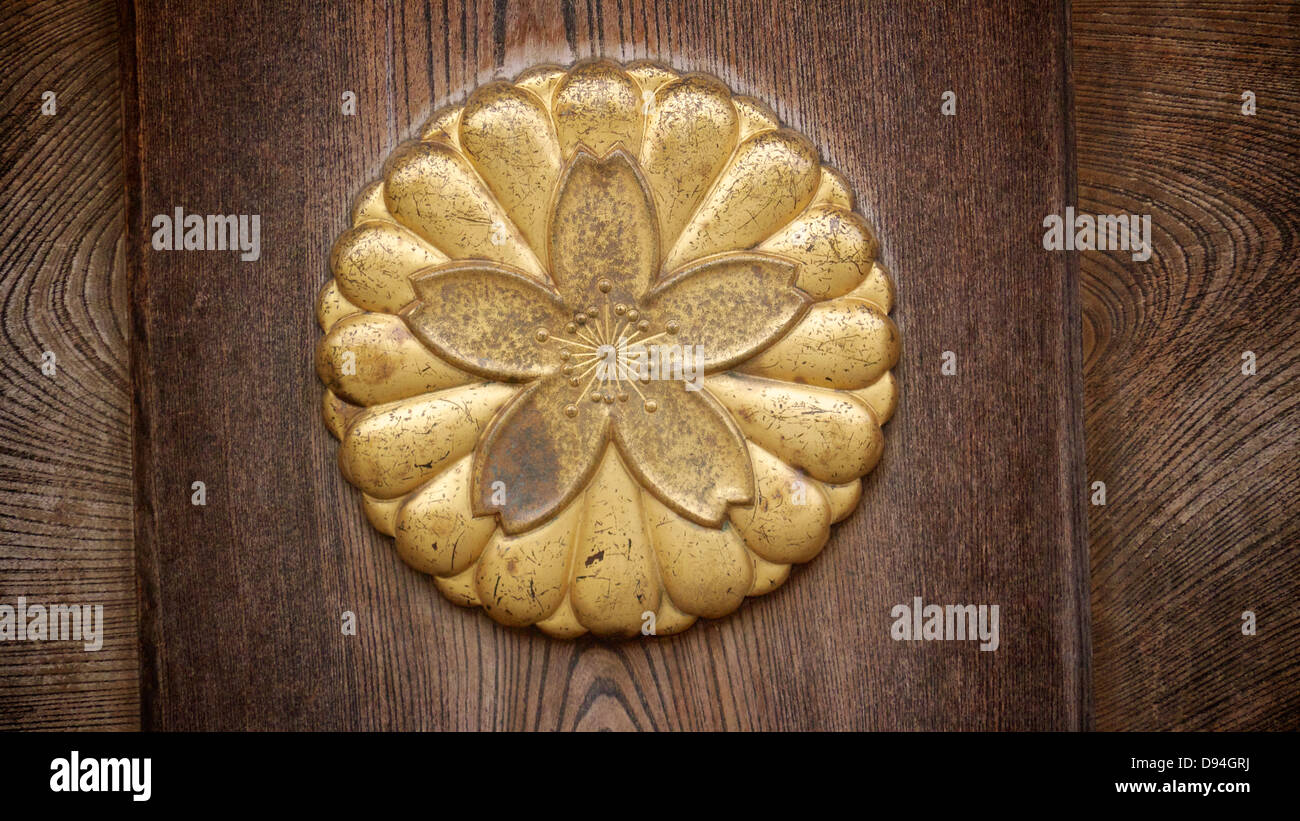 Sceau impérial du Japon, le chrysanthème, sur la porte en bois du sanctuaire de Yasukuni à Tokyo Banque D'Images