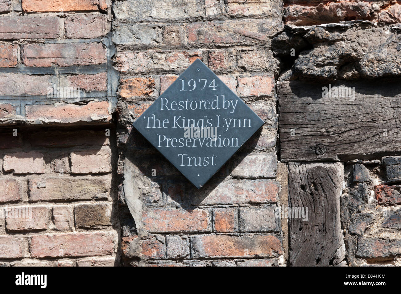 Une plaque records un bâtiment restauré par le King's Lynn Preservation Trust. Banque D'Images