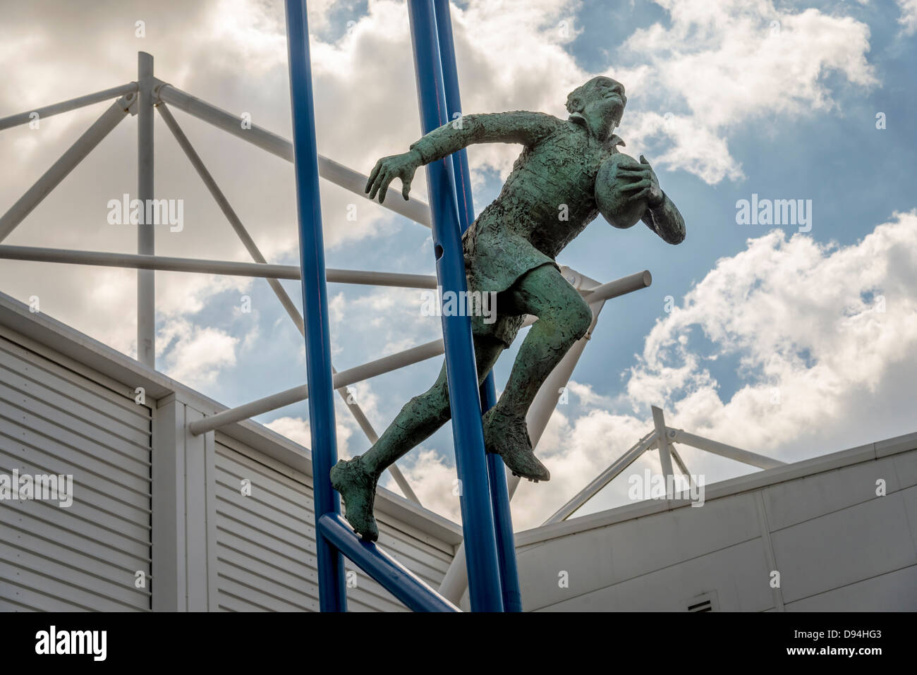 La statue du légendaire rugby league payeur Brian Bevan à la Warrington Wolves stade Halliwell Jones. Banque D'Images