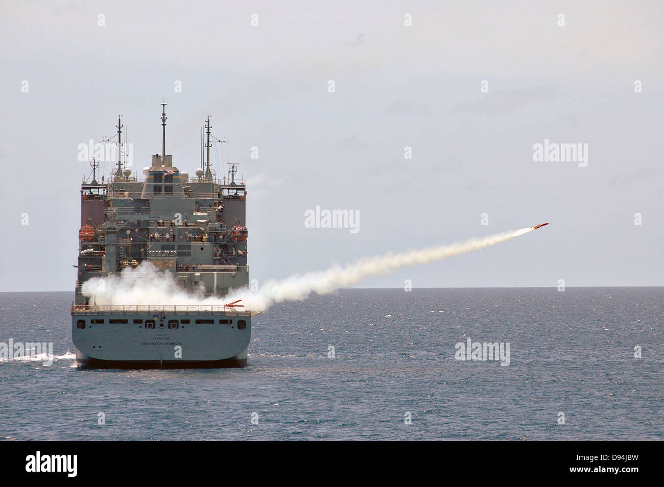 US Navy cargaisons sèches et de munitions ship USNS Washington Chambers lance un drone BQM-74 ciblant pendant un exercice de tir, de missiles le 8 juin 2013 dans le golfe de Thaïlande. Banque D'Images