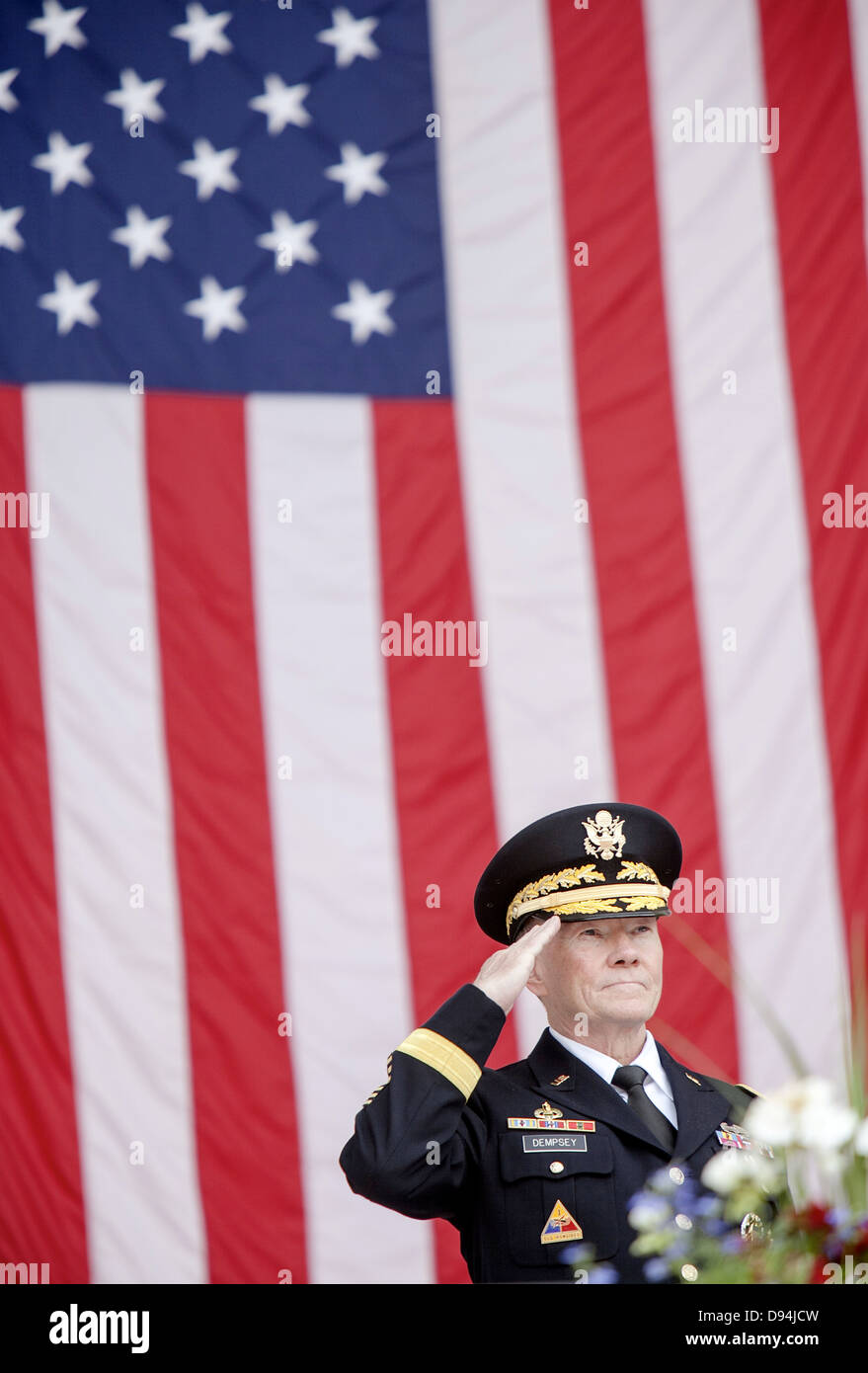 US Joint chef général Martin Dempsey salue pendant le jour du Souvenir au Cimetière National d'Arlington, le 27 mai 2013 à Arlington, Virginie. Banque D'Images
