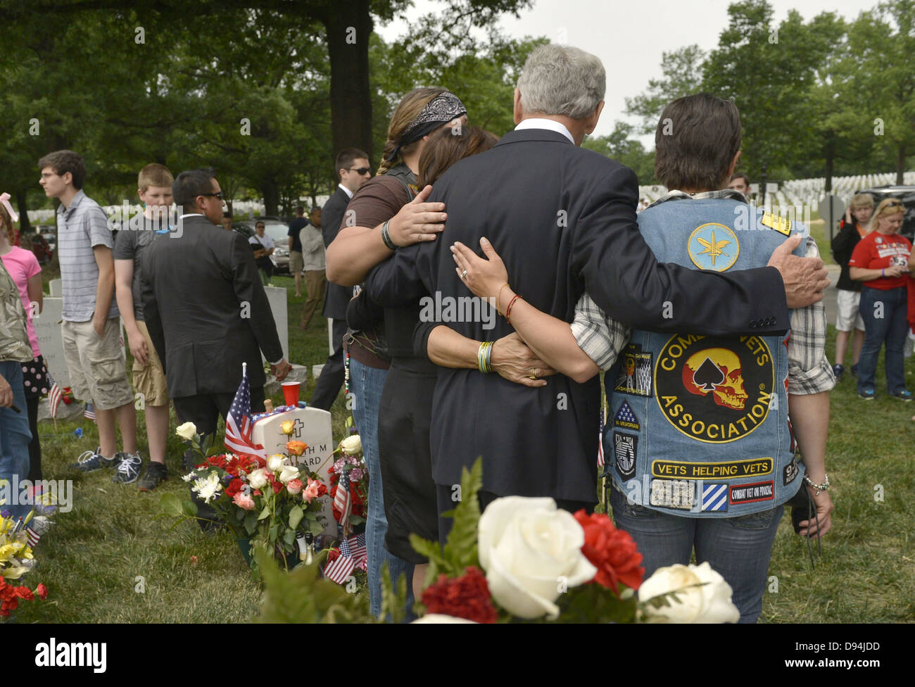 Le secrétaire américain à la défense Chuck Hagel les familles de soldats morts au confort pendant le jour du Souvenir au Cimetière National d'Arlington, le 27 mai 2013 à Arlington, Virginie. Banque D'Images