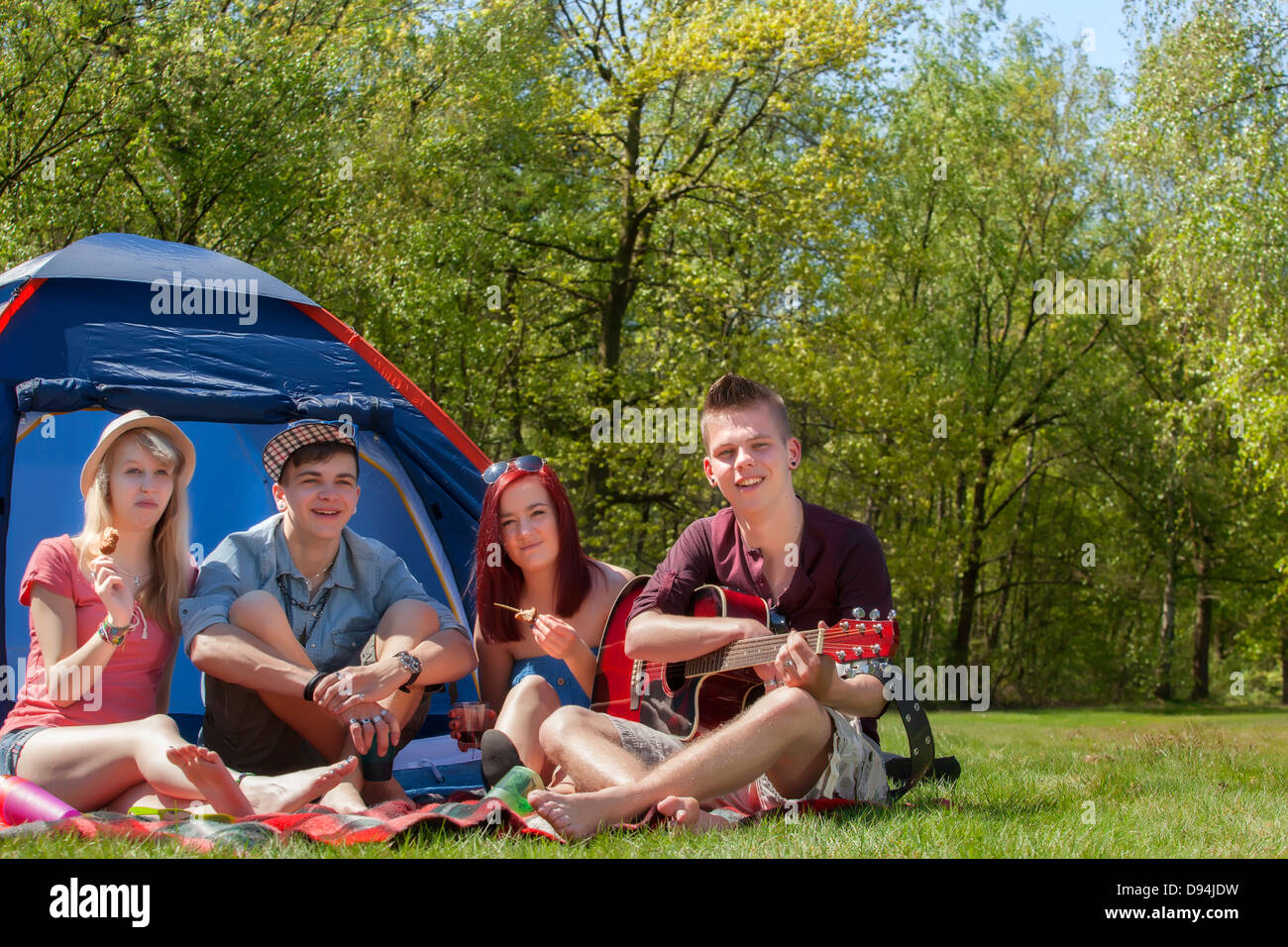 Jeune adolescent group ont leurs holliday sur un camping Banque D'Images