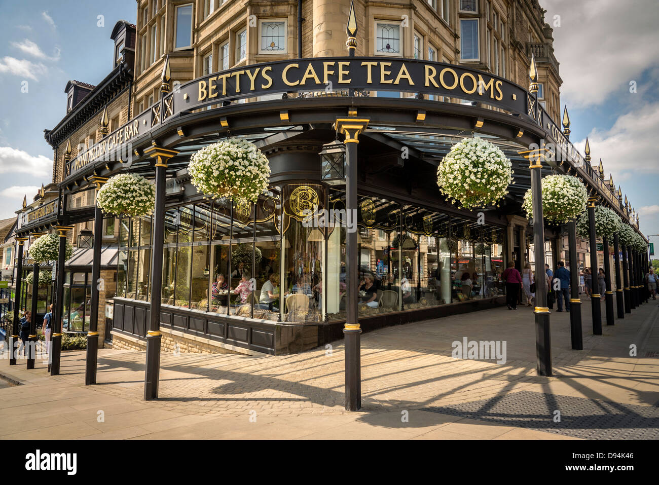 Harrogate dans le Yorkshire du nord anciennement le West Riding of Yorkshire. Le célèbre salon de thé Betty's café. Le Nord de l'Angleterre. Banque D'Images