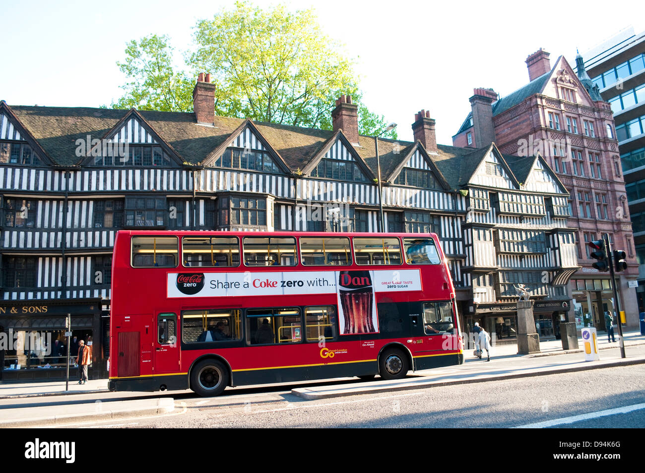 Un autobus qui passe par Staple Inn sur High Holborn, London, UK Banque D'Images