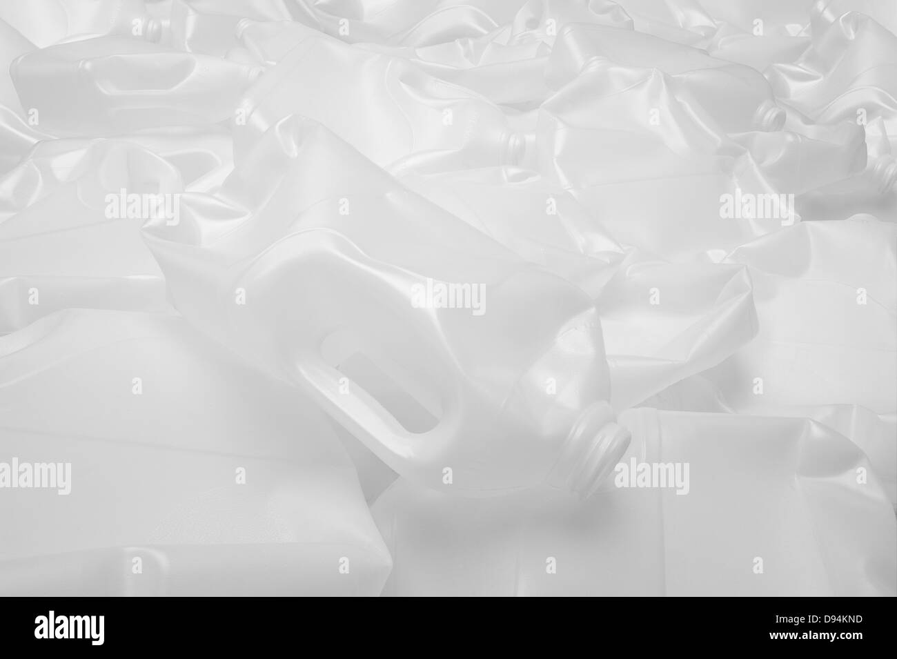 Les contenants de lait en plastique recyclable nécessité de recycler l'énergie limitée en raison de l'approvisionnement en pétrole devenir semi-cristallin d'enfouissement des déchets Banque D'Images