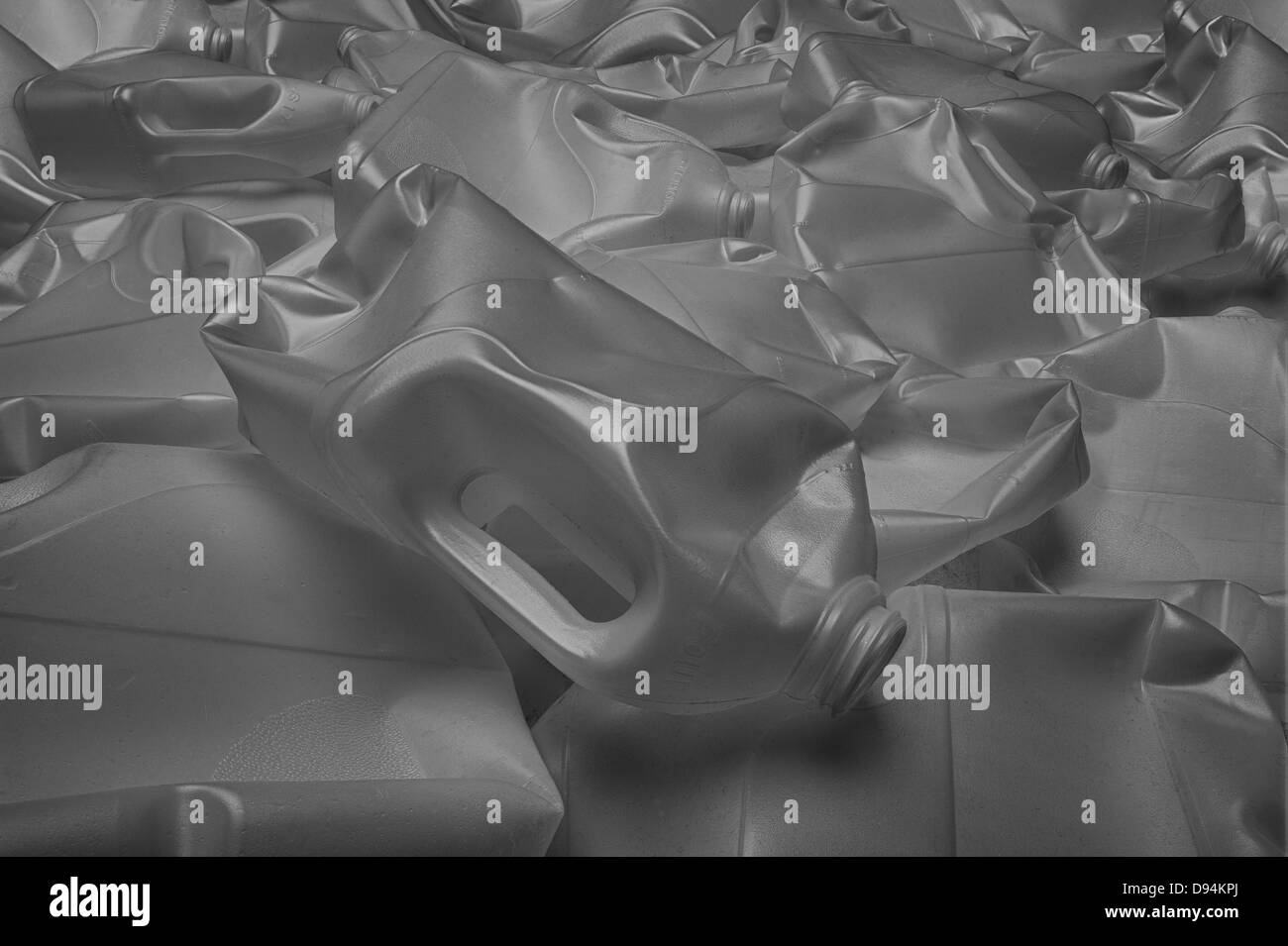 Les contenants de lait en plastique recyclable nécessité de recycler l'énergie limitée en raison de l'approvisionnement en pétrole devenir semi-cristallin d'enfouissement des déchets Banque D'Images