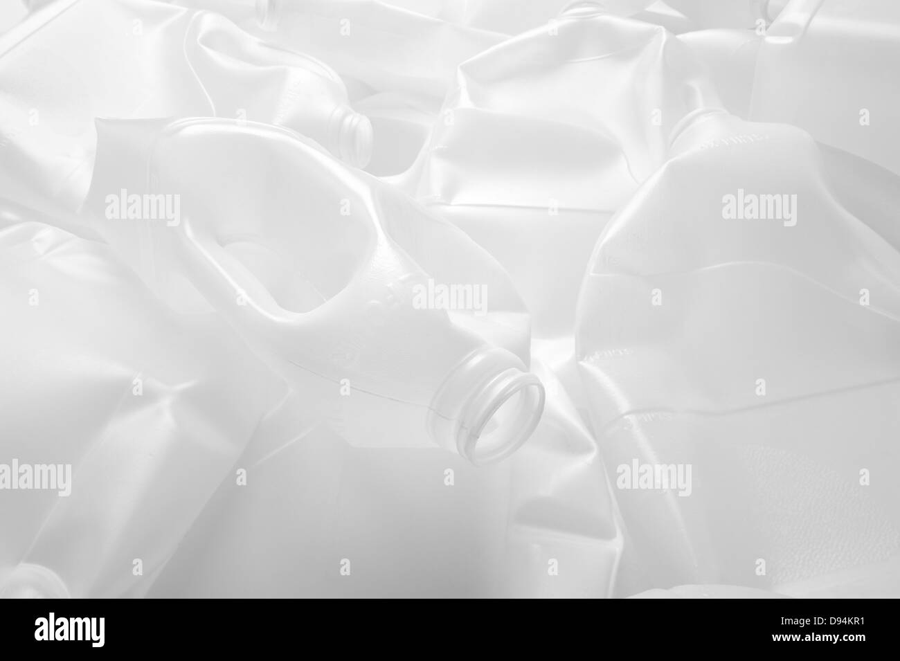 Les contenants de lait en plastique recyclable nécessité de recycler l'énergie limitée en raison de l'approvisionnement en pétrole devenir semi-cristallin d'enfouissement des déchets Banque D'Images